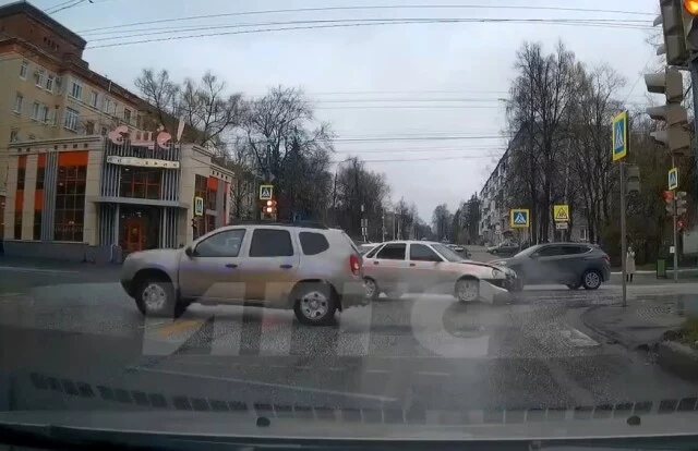 	Два автомобиля столкнулись в Ижевске на перекрестке Коммунаров &#8212; Советская