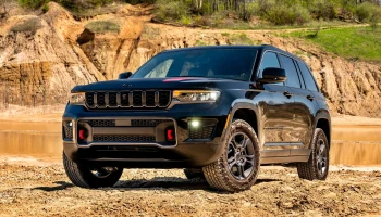 Jeep Grand Cherokee вновь обрёл внедорожные версии Trailhawk и Overland: только бензин!