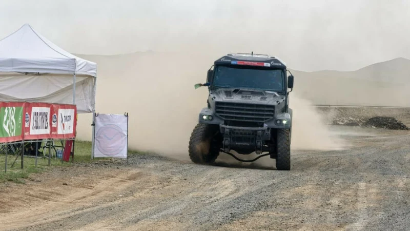 Зрелищный финиш КАМАЗа со сломанной подвеской. Видео