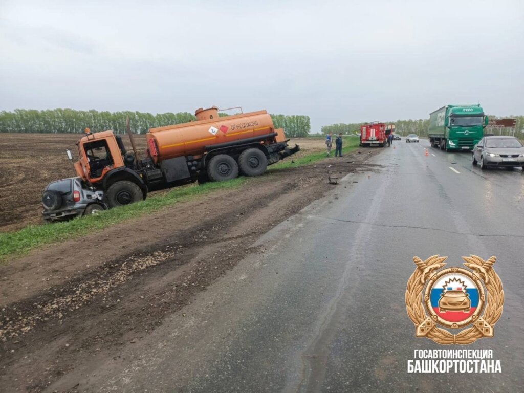 Под Уфой бензовоз выехал на встречную полосу и врезался в автомобиль «Шевроле Нива»