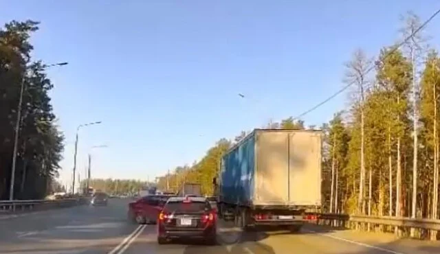  В Барнауле Renault Logan вылетел на встречную полосу и столкнулся с легковым автомобилем, а такж