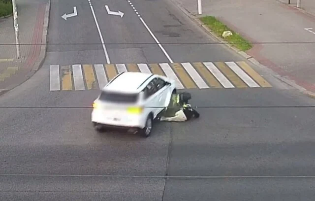  Автомобиль и моноколесо не разъехались ранним утром на перекрестке в Калининграде