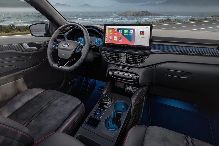 На фото: салон актуального кроссовера Ford Kuga