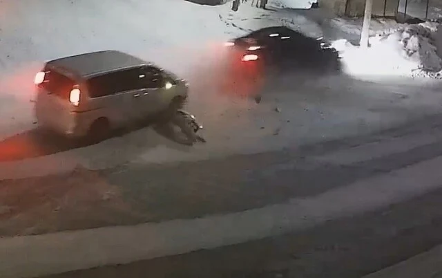  В Усть-Куте седан врезался в столб после столкновения на перекрестке