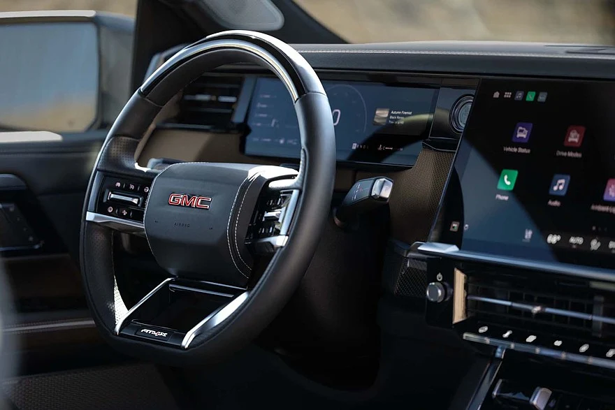 На фото: салон обновлённого пикапа GMC Sierra 1500 в версии AT4X