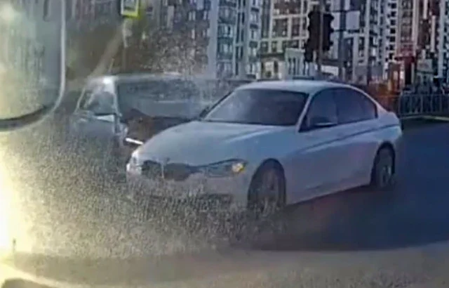  &laquo;На перекрестке не работал светофор&raquo;: Geely и BMW столкнулись в Тюмени
