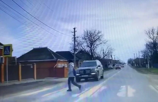  &laquo;Не убедилась в отсутствии опасности&raquo;: &laquo;Мерседес&raquo; сбил школьницу на пешеходном переходе в Усть-Л