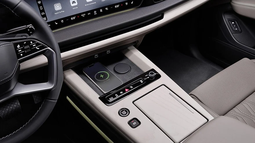 На фото: салон Audi Q9