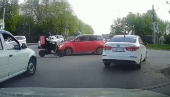  Курьер на электросамокате въехал в автомобиль в Омске