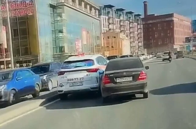  &laquo;Было похоже на подставу&raquo;: в Петербурге &laquo;Мерседес&raquo; при перестроении столкнулся с такси
