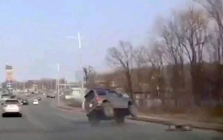  Во Владивостоке из-за выбежавшей на дорогу собаки перевернулся автомобиль