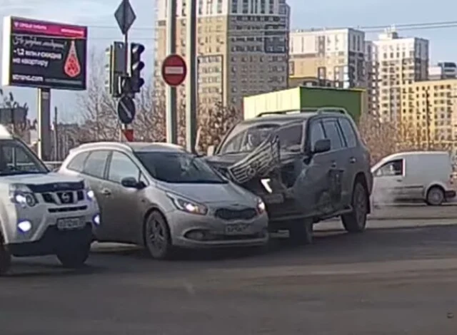  «Не работал светофор»: три автомобиля столкнулись на перекрестке в Тюмени