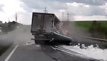  Дорогу залило майонезом в результате ДТП на трассе Кемерово &mdash; Новокузнецк