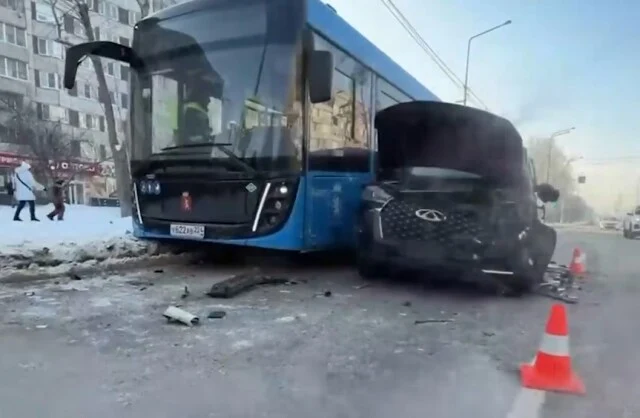  Три человека пострадали в массовом ДТП с участием автобусов в Красноярске