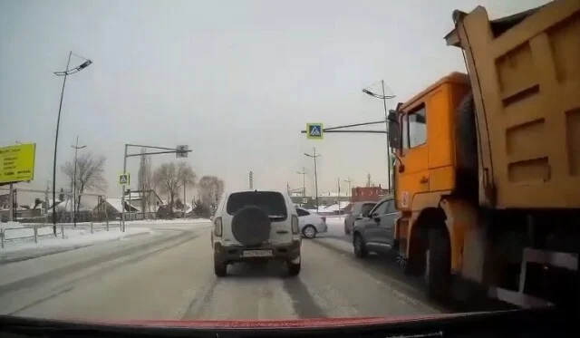 	«Возможно, отказали тормоза»: самосвал смял несколько автомобилей на перекрестке в Магнитогорске
