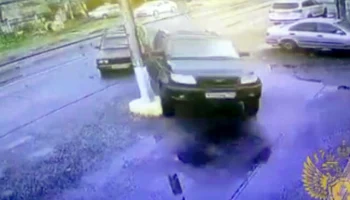  В Подмосковье в результате ДТП внедорожник въехал в магазин и сбил женщину-покупателя