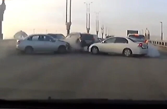  Девять автомобилей столкнулись на Метромосту в Омске