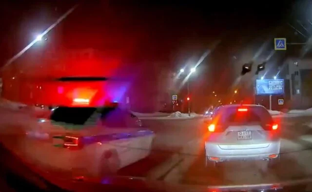  &laquo;Оба двигались на красный&raquo;: машина ДПС и гражданский автомобиль столкнулись в Ангарске