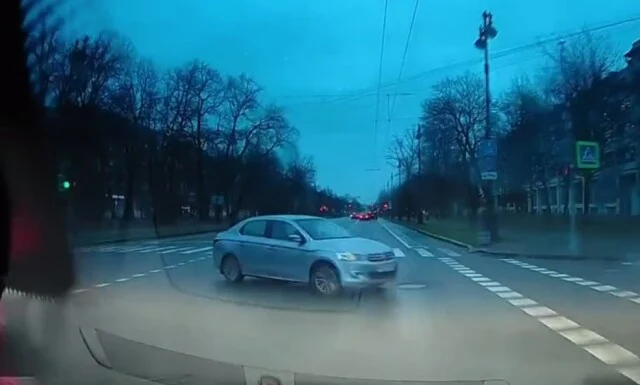  «Ехал и никого не трогал»: два автомобиля столкнулись на перекрестке в Петербурге