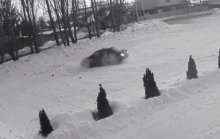  В Самарской области пьяный дрифтер сбил на парковке женщину с ребенком