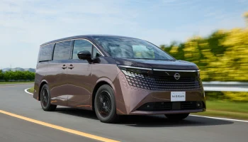 Минивэн Nissan Elgrand нового поколения показали живьём перед скорым запуском