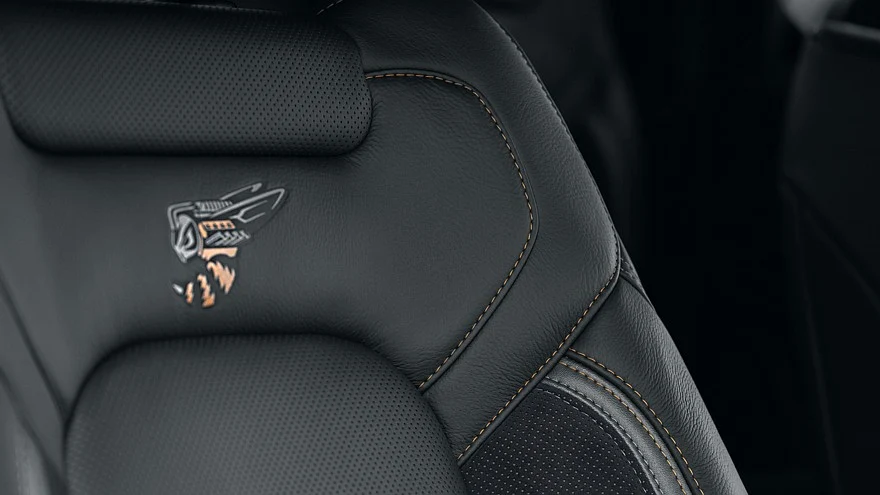 На фото: салон Ram 1500 Rumble Bee SRT