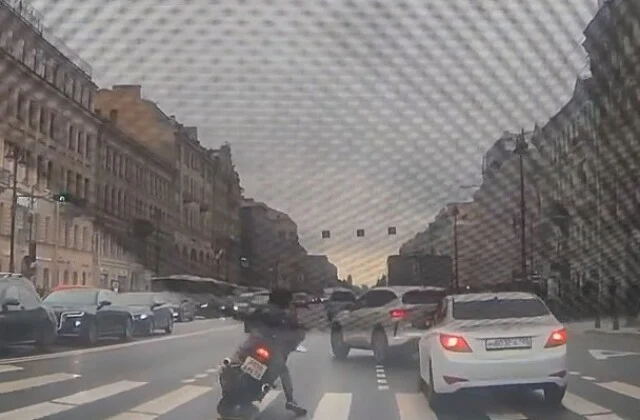  &laquo;Не остановился и уехал&raquo;: автомобиль и мотоцикл столкнулись на Невском проспекте в Петербурге