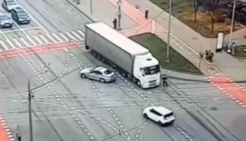  В Москве инспектор ДПС остановил неуправляемую фуру