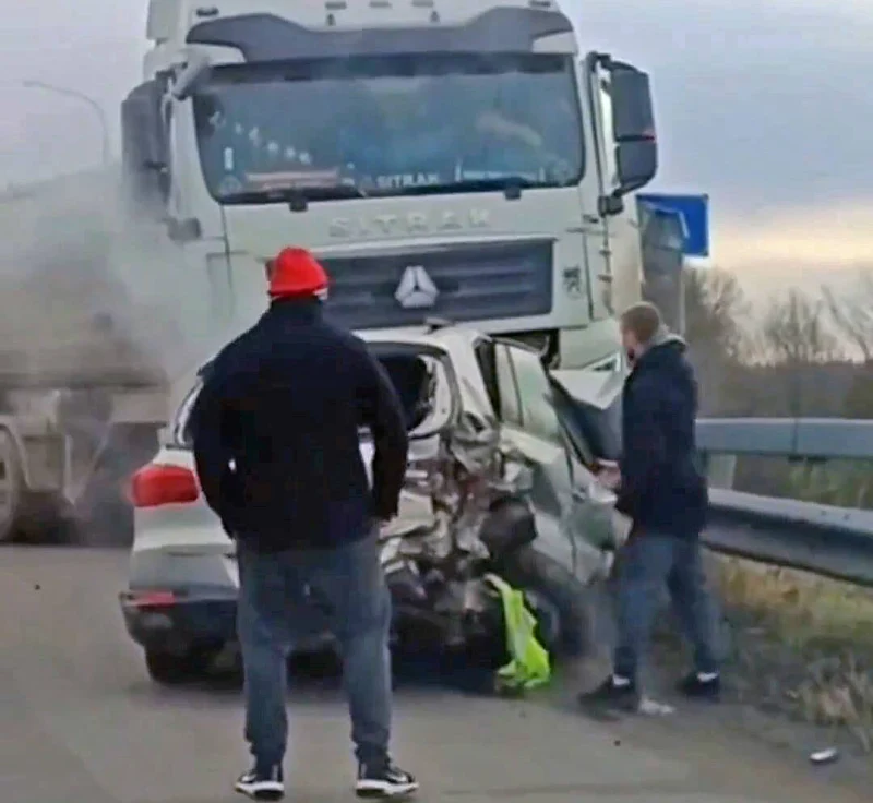  Фура пробила ограждение и смяла два автомобиля на Дмитровском шоссе в Подмосковье