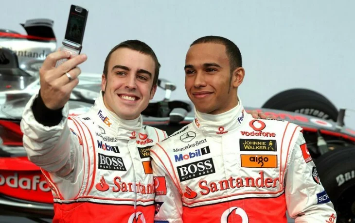 «Не могу в это поверить!» Льюис Хэмилтон подколол Фернандо Алонсо