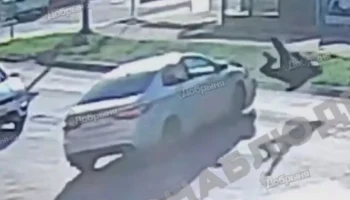  В Кирове Kia Rio выезжал со двора и столкнулся с мопедом