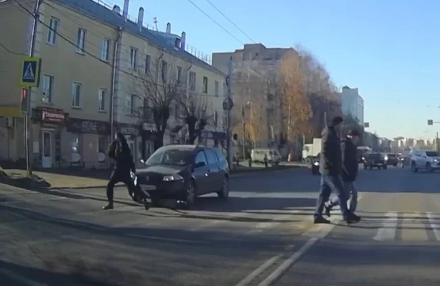  &laquo;Теперь он всегда будет спешиваться&raquo;: электросамокатчик едва не угодил под колеса авто в Кирове