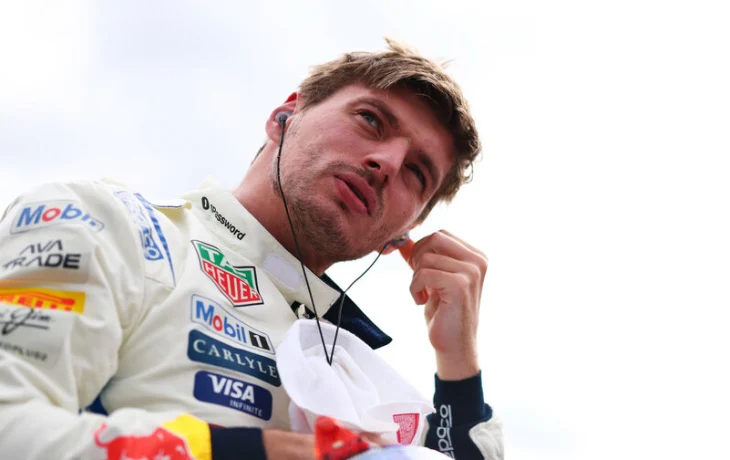 &laquo;Будет дешевле&raquo;. Разозленный Ферстаппен предложил Red Bull общаться жестами