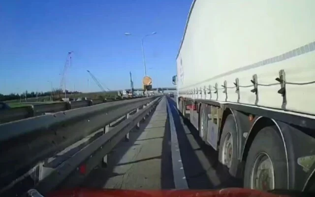  «Фура перестраивалась»: кто виноват в ДТП на трассе?