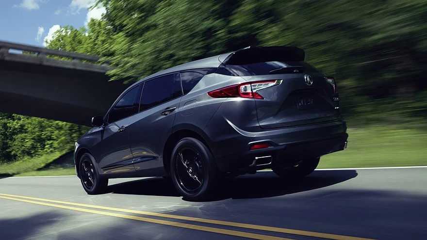 На фото: актуальный кроссовер Acura RDX