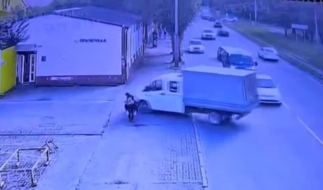  Камера запечатлела, как дети на питбайке столкнулись с автомобилем в Калининграде