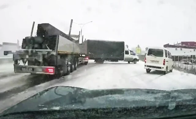  «День жестянщика»: несколько автомобилей столкнулись на въезде в Барнаул