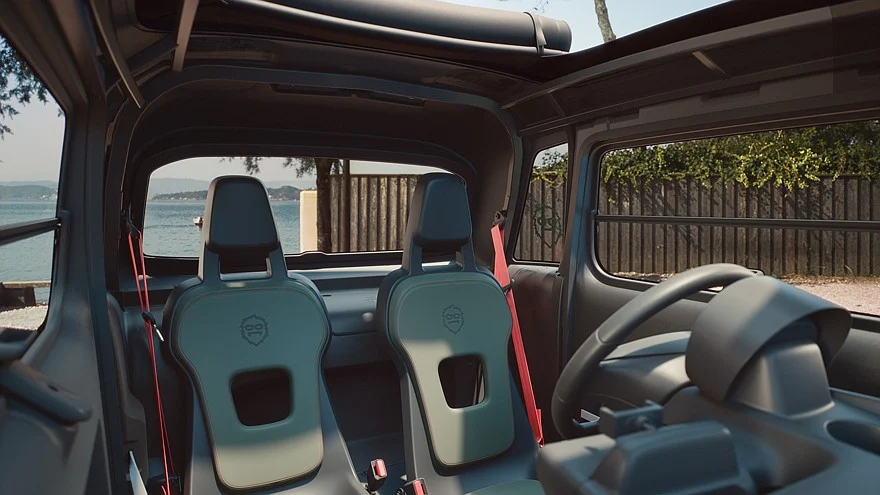 На фото: салон Citro&euml;n Ami Outdoor