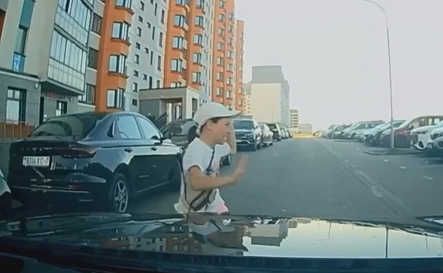  &laquo;Убегала от собаки&raquo;: BMW сбил 9-летнюю девочку в Минске