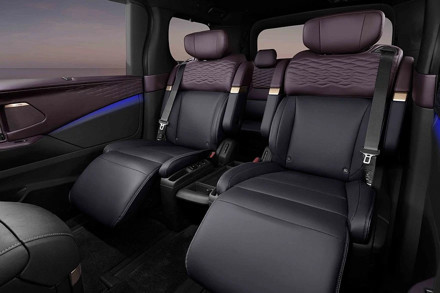Стандартный новый Nissan Elgrand, предсерийный образец