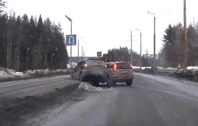 	В Петрозаводске водитель кроссовера пытался развернуться с правой полосы и устроил ДТП