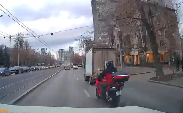  «Закрыл сезон»: байкер въехал в автомобиль в Екатеринбурге