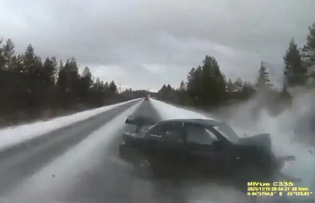  «Не справилась с управлением»: два автомобиля столкнулись на трассе в Архангельской области