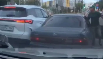  Седан и кроссовер не поделили полосу в Красноярске: кто виноват?