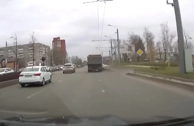  В Иванове самосвал смял легковой автомобиль и протащил его несколько метров