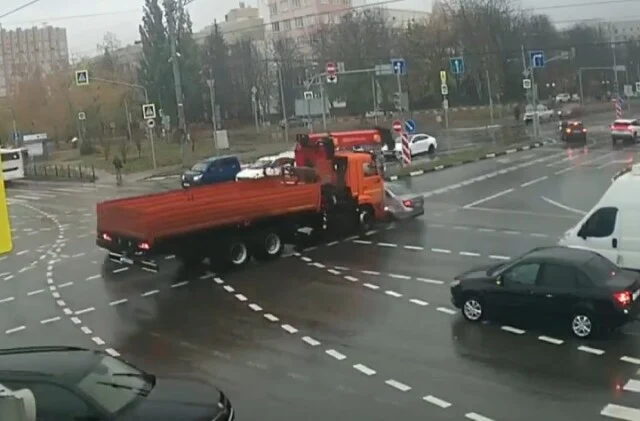  КамАЗ смял «Ладу» на перекрестке в Белгороде