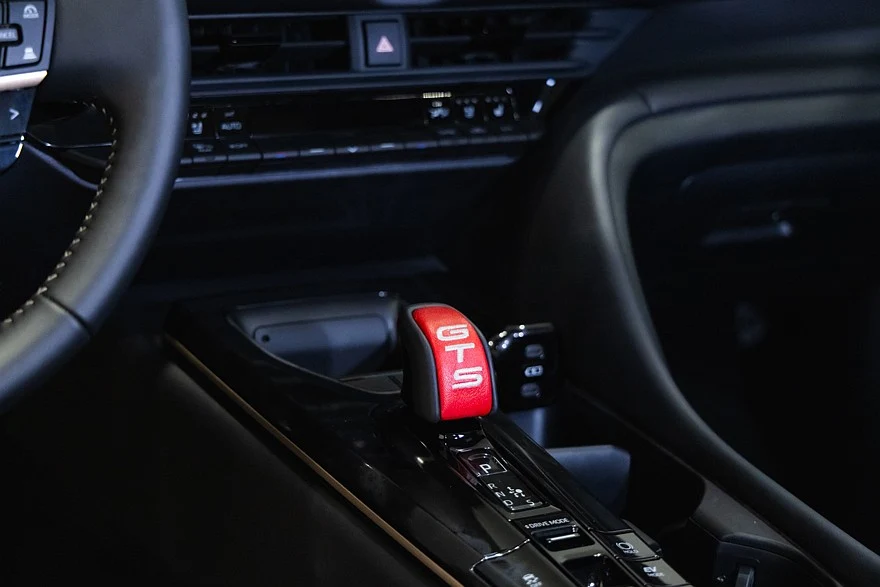 На фото: салон Toyota Crown Signia GT-S