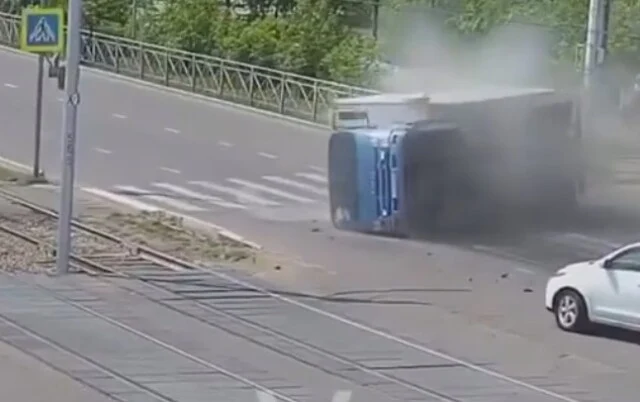  В Улан-Удэ грузовик наехал на открытый люк и опрокинулся