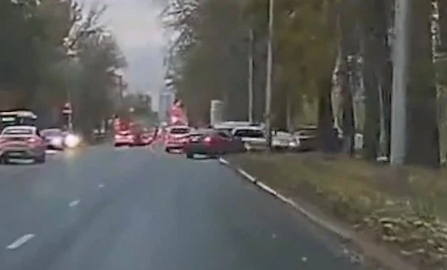  В Новосибирске водитель решил повернуть налево через двойную сплошную и спровоцировал тройное ДТ