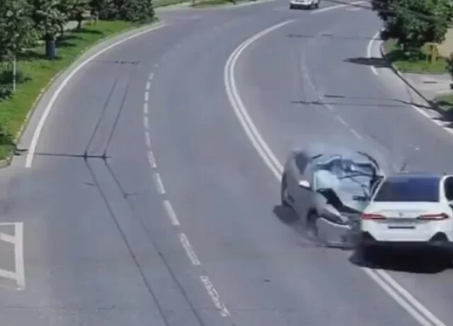  BMW и Honda столкнулись в Краснодаре: пострадали четверо